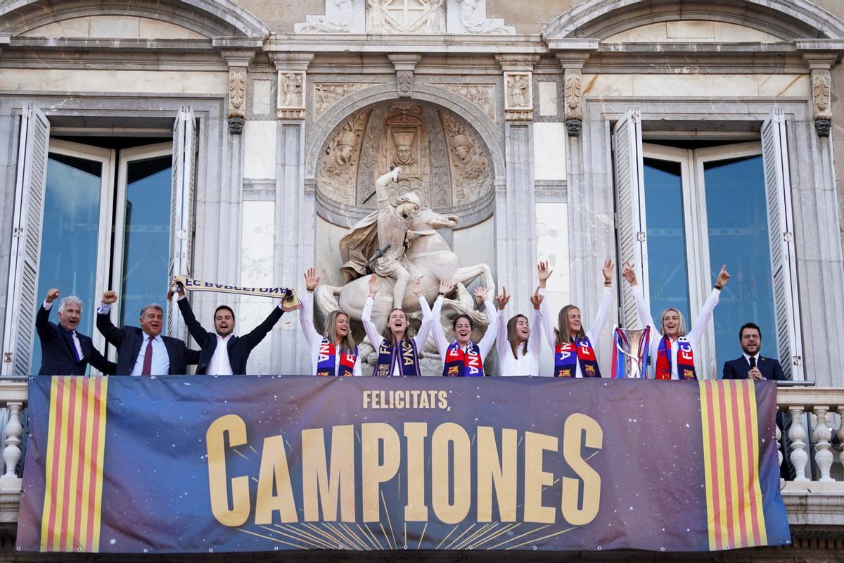 El Barça femenino celebra en la plaça Sant jaume