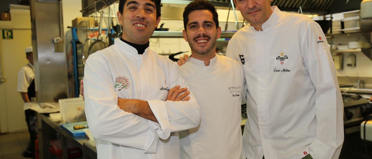 Los galardonados ‘chefs’ Óscar Molina, Álvaro Sanz y Paco Budia.