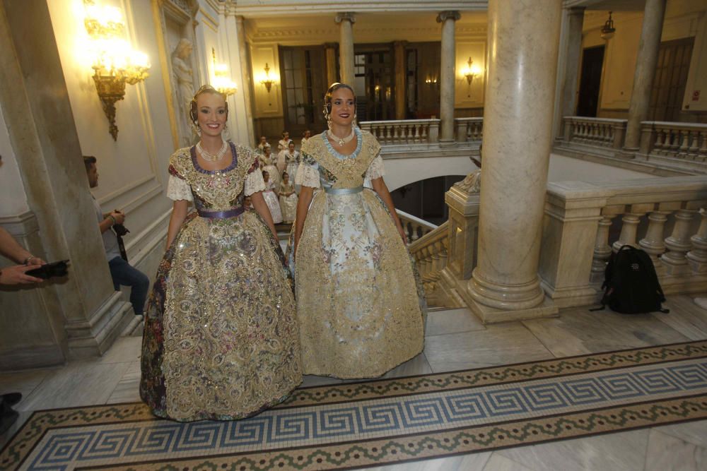 Las cortes de honor ensayan la proclamación de las falleras mayores