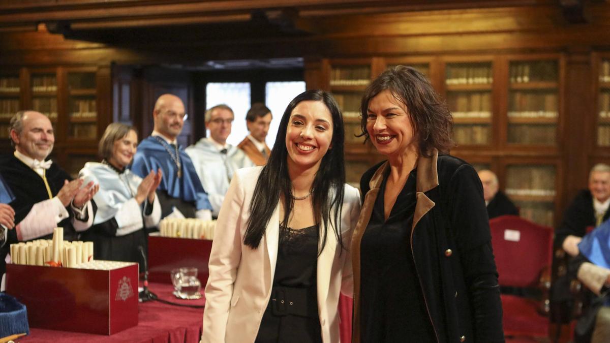Premio Fin de Grado en Turismo, patrocinado por “Visita Gijón”, concedido a Doña Alba Rodríguez Díaz. Hace entrega del premio Doña Ana Montserrat López Moro.