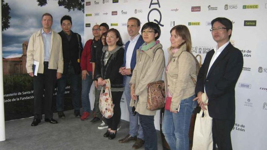 El diputado provincial de Turismo, José Luis Prieto, posa con la expedición de agentes japoneses. Foto M. J. C.