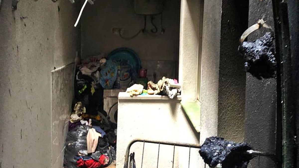 Estado en que quedó el patio interior de la vivienda donde se produjo el incendio ayer en Vecindario.