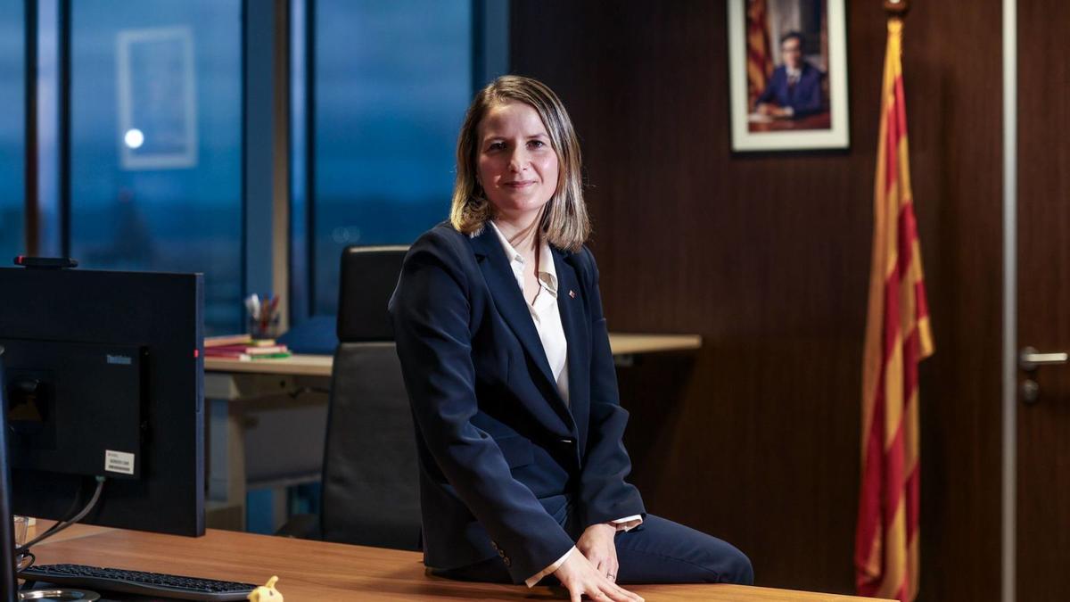 La nova consellera de Drets Socials i Inclusió, Mònica Martínez Bravo, al seu despatx. | JORDI OTIX