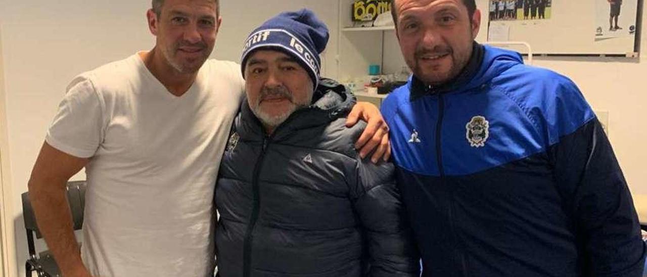 Patricio Serqueira (izquierda) junto a Diego Armando Maradona y Pepe Tunessi en la enfermería de la ciudad deportiva de Gimnasia. // FDV