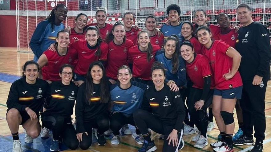 La selección femenina española de balonmano con O’Mullony. | RFEBM