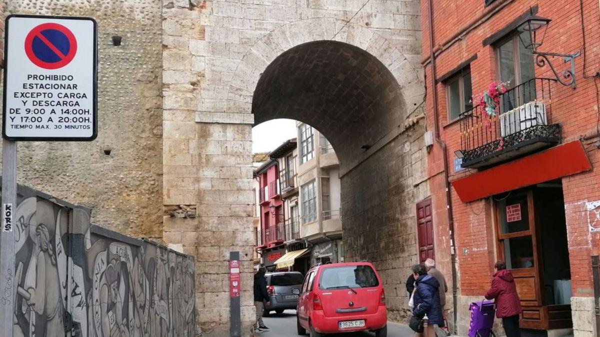 A la izquierda del Arco del Reloj, señal que refleja la nueva norma. | M. J. C.