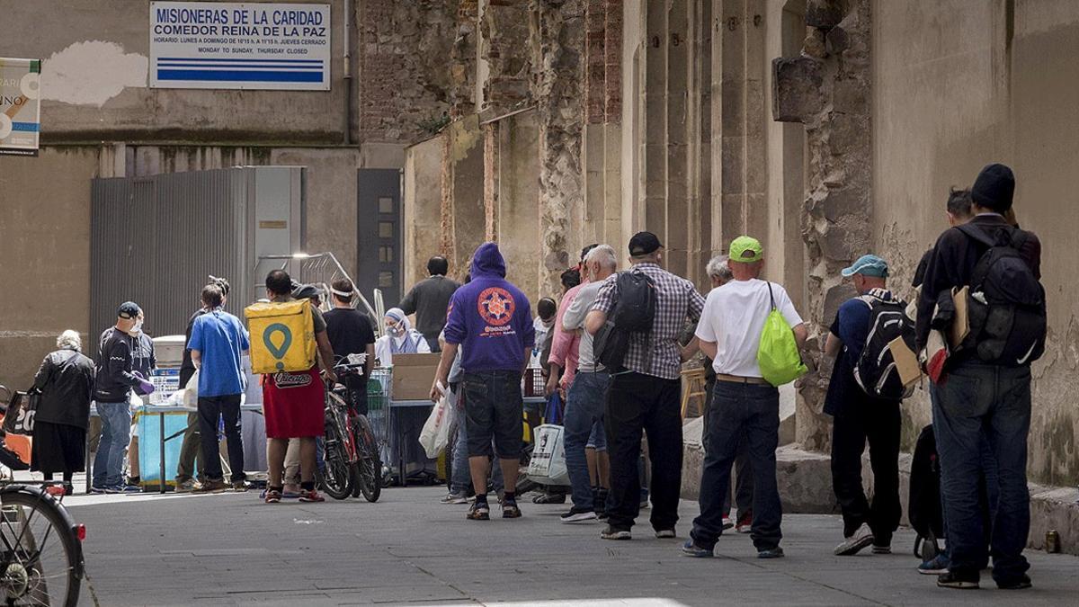 Colas para recoger comida en el Comedor Reina de la Paz de las Misioneras de la Caridad, en Barcelona, el pasado 8 de mayo