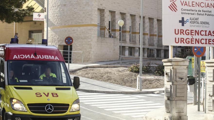 Fotografía de archivo de la entrada de Urgencias del Hospital General de Alicante.