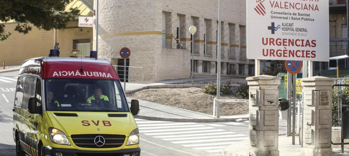 Fotografía de archivo de la entrada de Urgencias del Hospital General de Alicante.