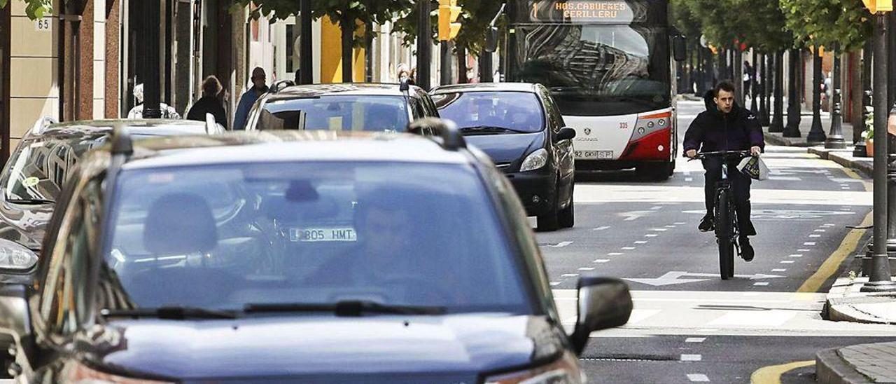 Un ciclista, circulando ayer por el ciclocarril de la avenida de la Costa.