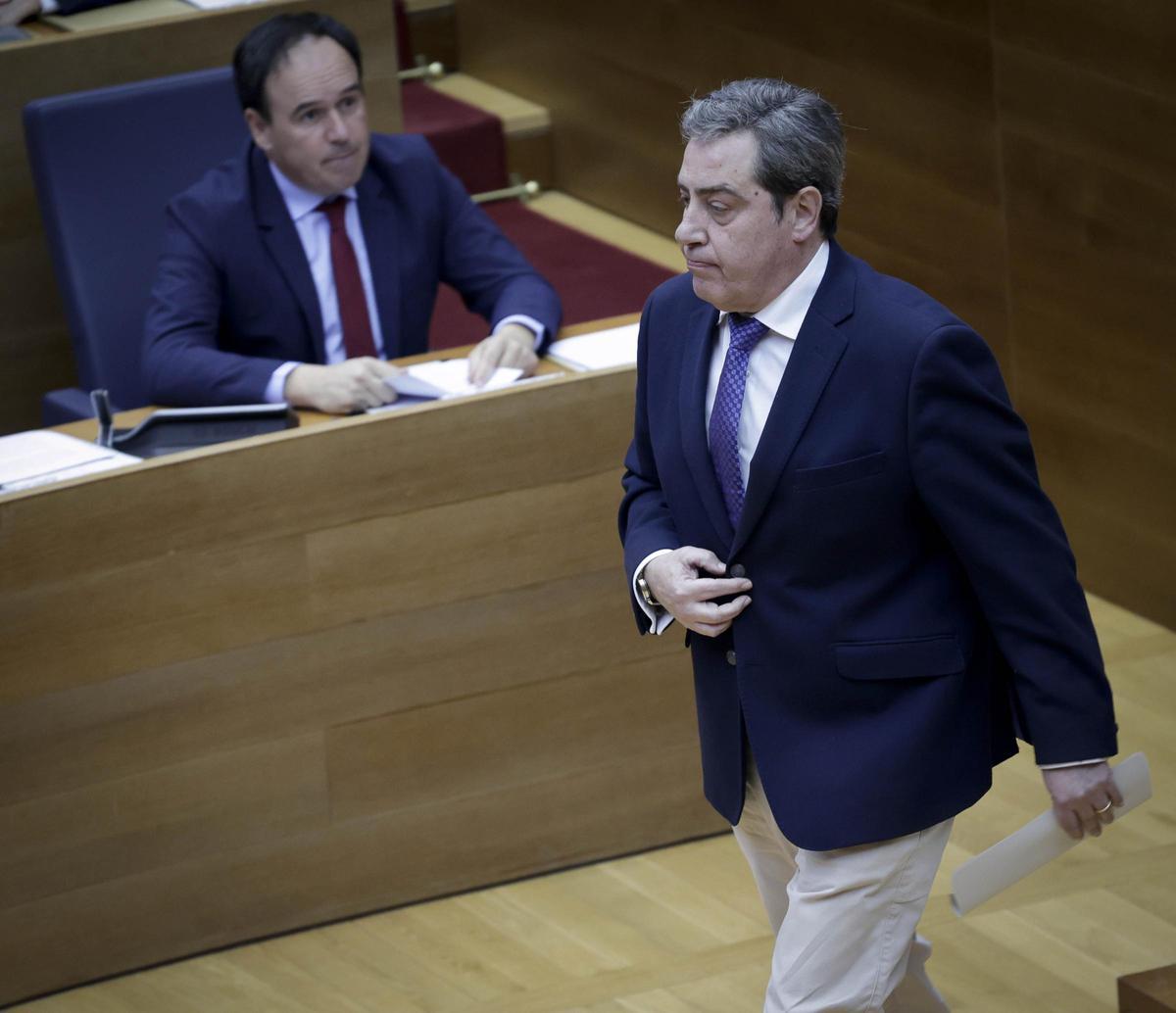 El síndic de Vox, José María Llanos, pasa por delante de Juanfran Pérez Llorca en la sesión de control, este miércoles en las Corts.