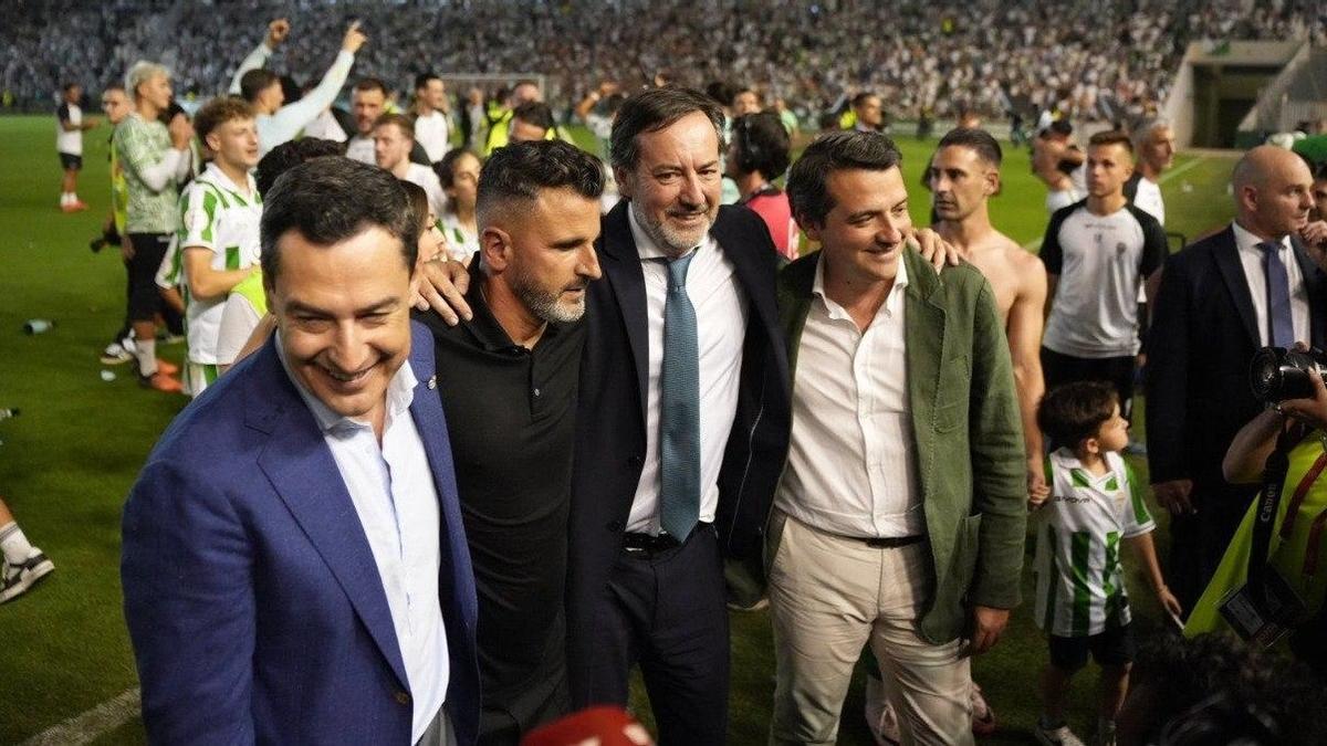 Juanma Moreno, Iván Ania, Antonio Fernández Monterrubio y José María Bellido celebran el ascenso del Córdoba CF.