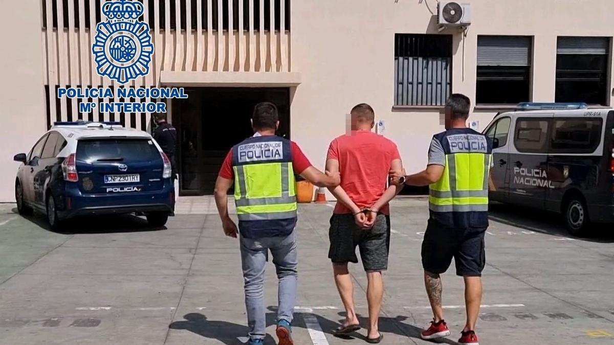 Agentes de la Policía Nacional conducen al detenido en la Comisaría de Tres de Mayo.