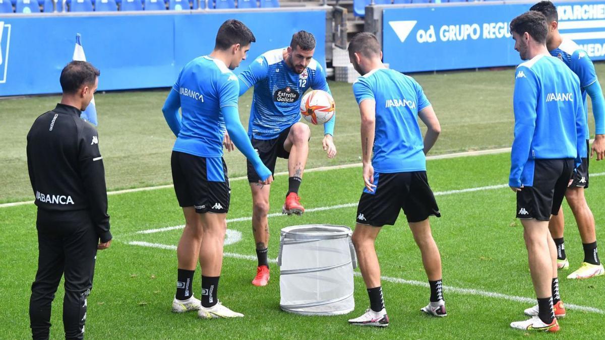 Borja Jiménez, a la izquierda, observa a sus jugadores en Riazor. |  // VÍCTOR ECHAVE