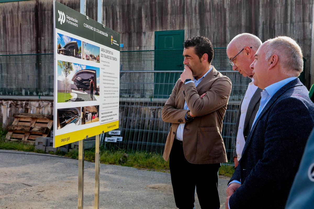 Luis López, Gonzalo Durán y Javier Tourís junto al cartel anunciador de la obra.