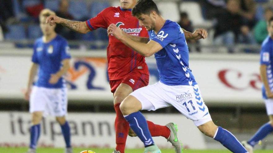 Borja Valle trata de marcharse de un jugador del Numancia.