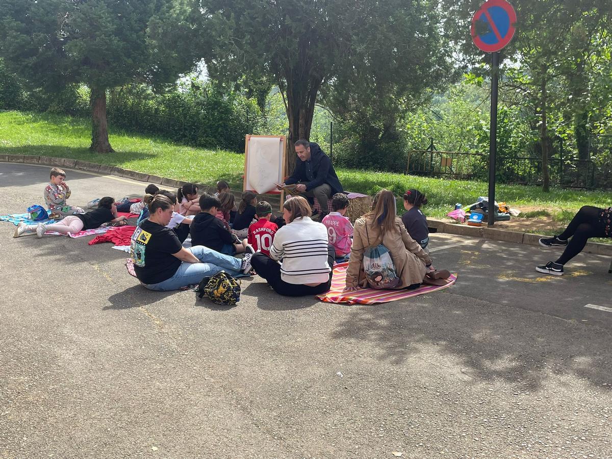 Picnic literario en el Colegio Maestros Arregui de Pola de Siero. Picnic literario en el Colegio Maestros Arregui de Pola de Siero.