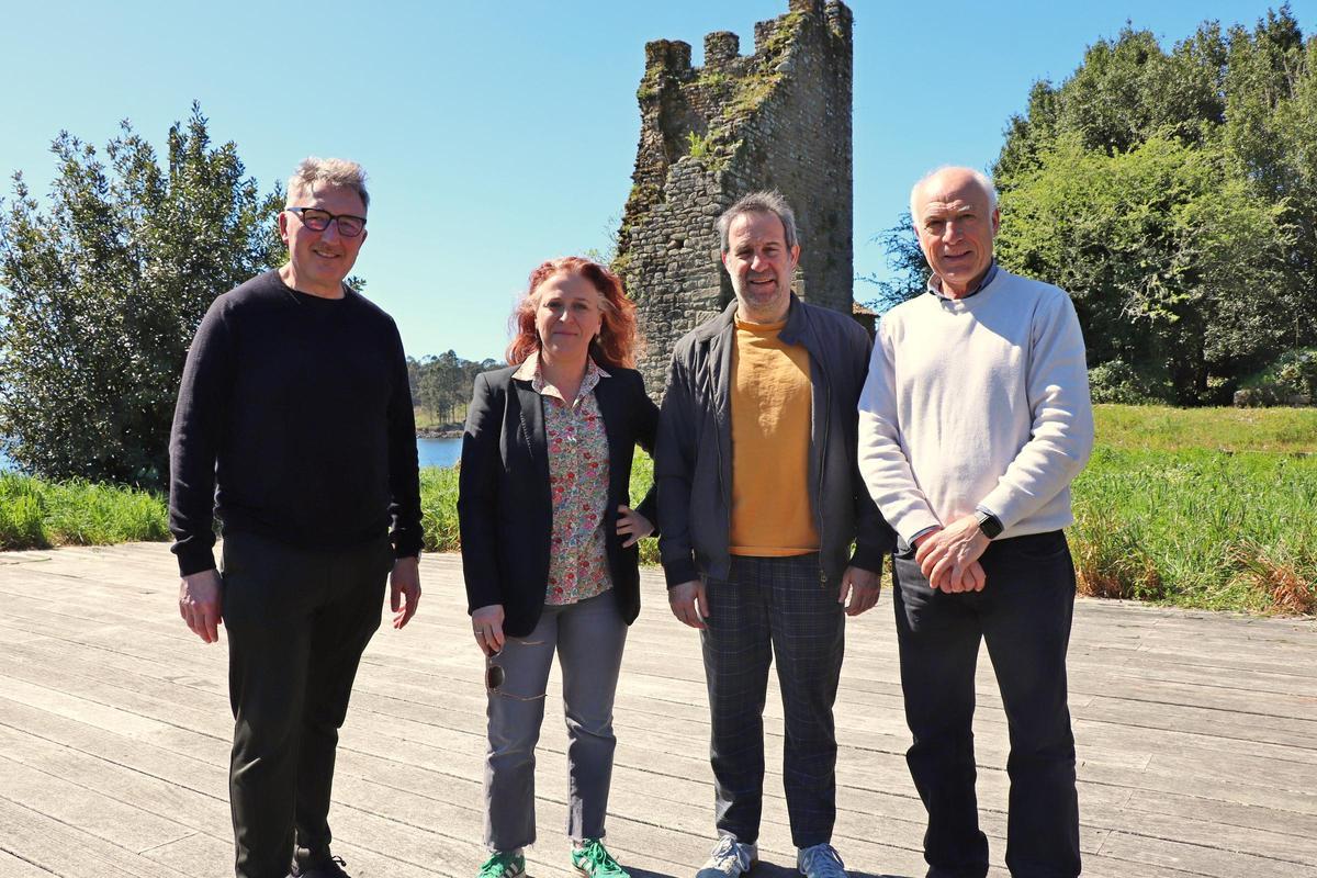 Representantes del Concello y la compañía teatral.