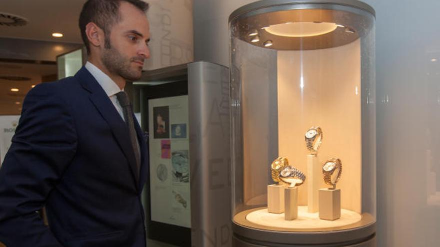 Pere Quera mostra el famós Rolex conegut com «rellotge dels presidents»