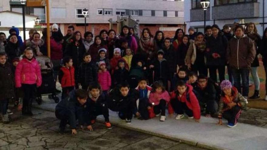 Padres y madres afectados por la falta de pediatra durante las últimas semanas, el pasado viernes en la plaza de Teixeiro, con sus hijos.