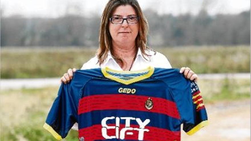 Isabel Tarragó, presidenta del Llagostera, amb una samarreta de joc del primer equip del club.