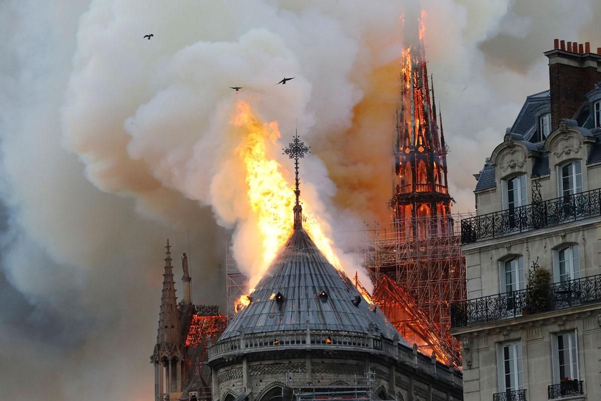 Arde la catedral de Nôtre Dame de París