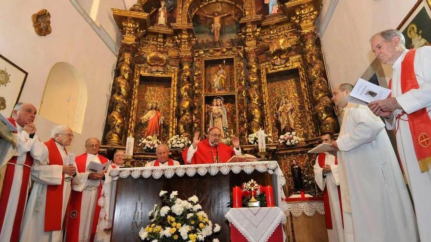 El Arzobispo, en el centro del altar, y el resto de sacerdotes, con las reliquias en primer término, ayer, en la iglesia de Congostinas.