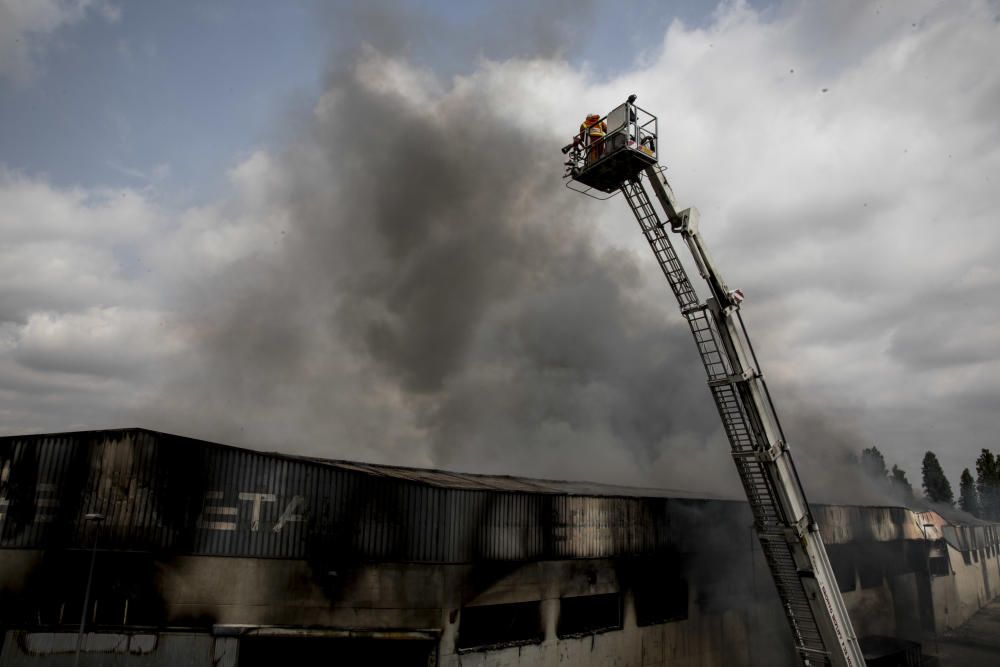 Incendio en una empresa del Polígono Industrial la Fillola, en Aldaia