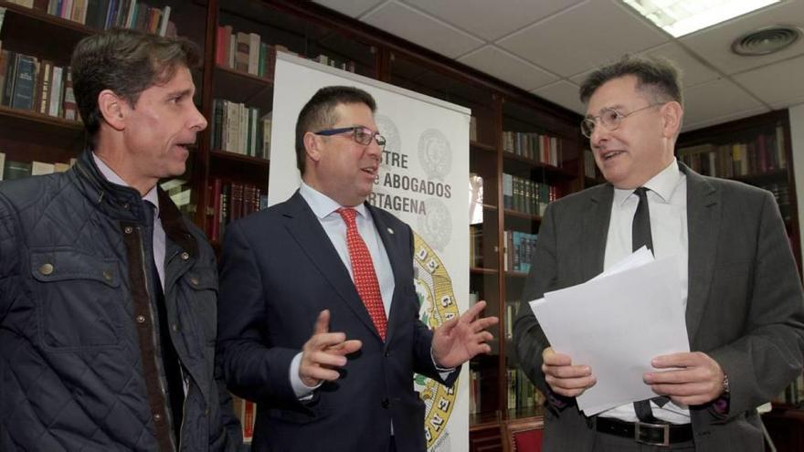 Miguel Pouget (d), Ángel Morenilla y Ángel Méndez, en el Colegio de Abogados de Cartagena.