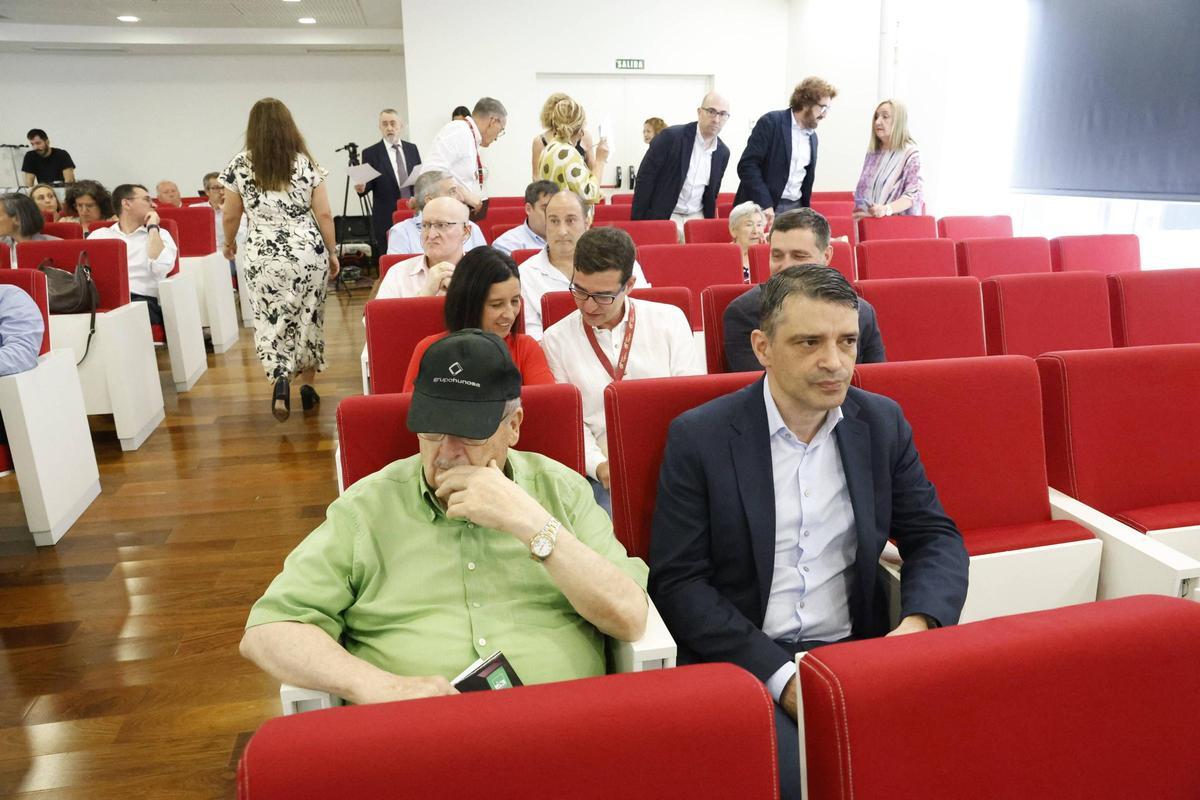 A la derecha, el viceconsejero de Industria, Juan Carlos Campo, en una junta de accionistas de Duro Felguera en 2025.