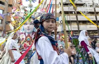 Las Hogueras de Alicante, una celebración que suena con otros acentos: "Estar dentro de una comisión es una de las maneras más fáciles de relacionarte"
