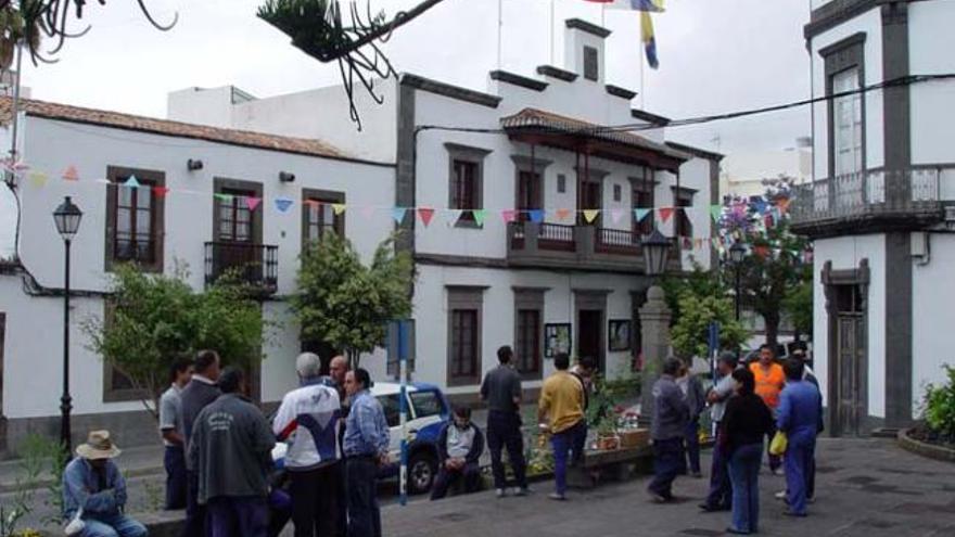 Fachada del Ayuntamiento de Moya, con personas ajenas a las detenciones. | lp/dlp