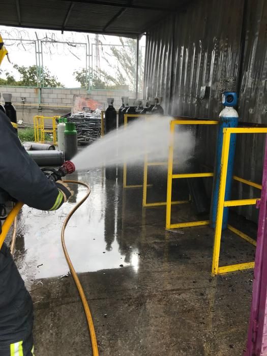 Incendio junto al taller de Renfe en Los Prados