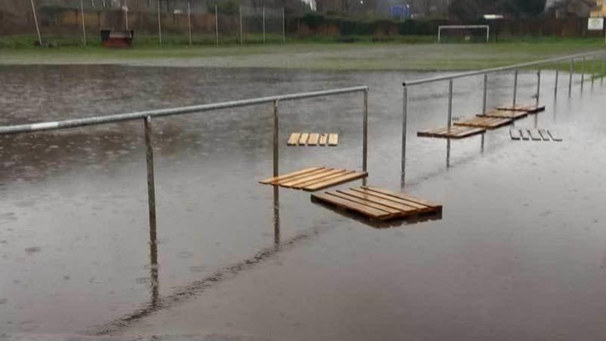 El estado del campo de fútbol de Ablaña que usa el Santa Marina.