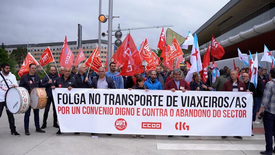 Traballadores de transporte de viaxeiros volven á rúa