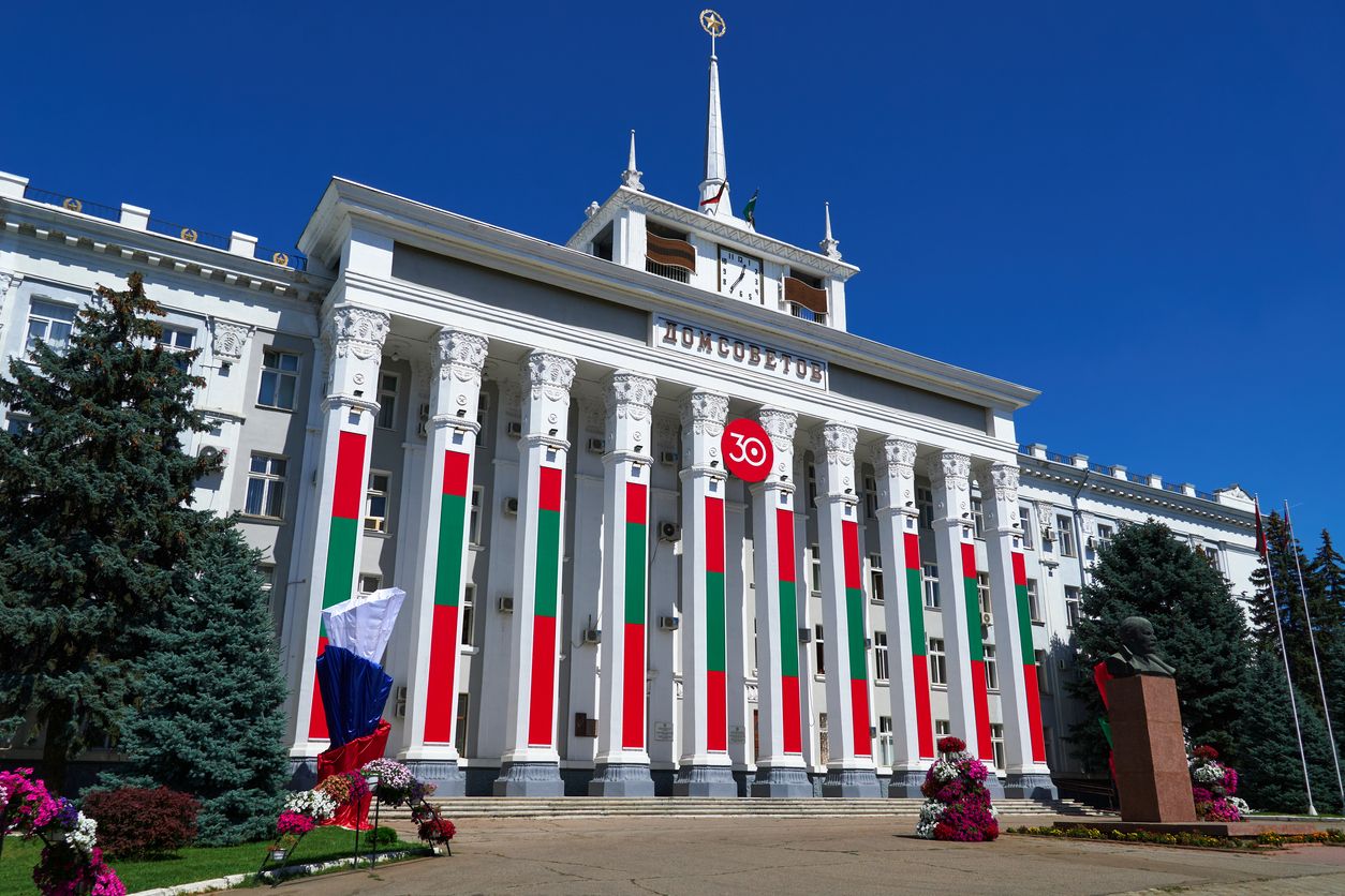 yuntamiento del edificio de la administración de la ciudad está decorado con banderas estatales y pancartas para celebrar el 30 aniversario de la independencia