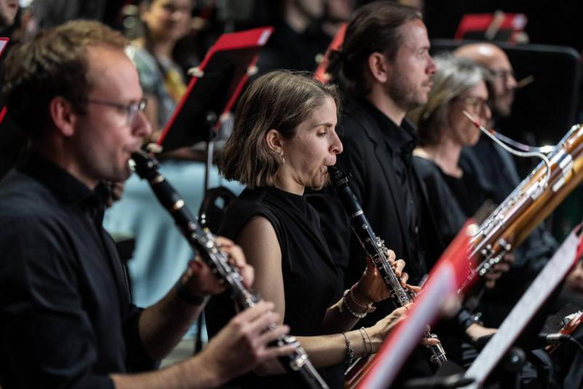 Marin Alsop dirige a la Philharmonia Orchestra de Londres y al Orfeó Català durante el concierto gratuito al aire libre celebrado en la Plaça de Catalunya con motivo del Año Gaudí
