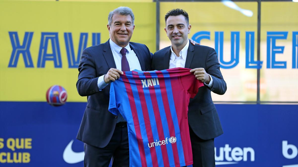 Laporta y Xavi, con la camiseta del FC Barcelona