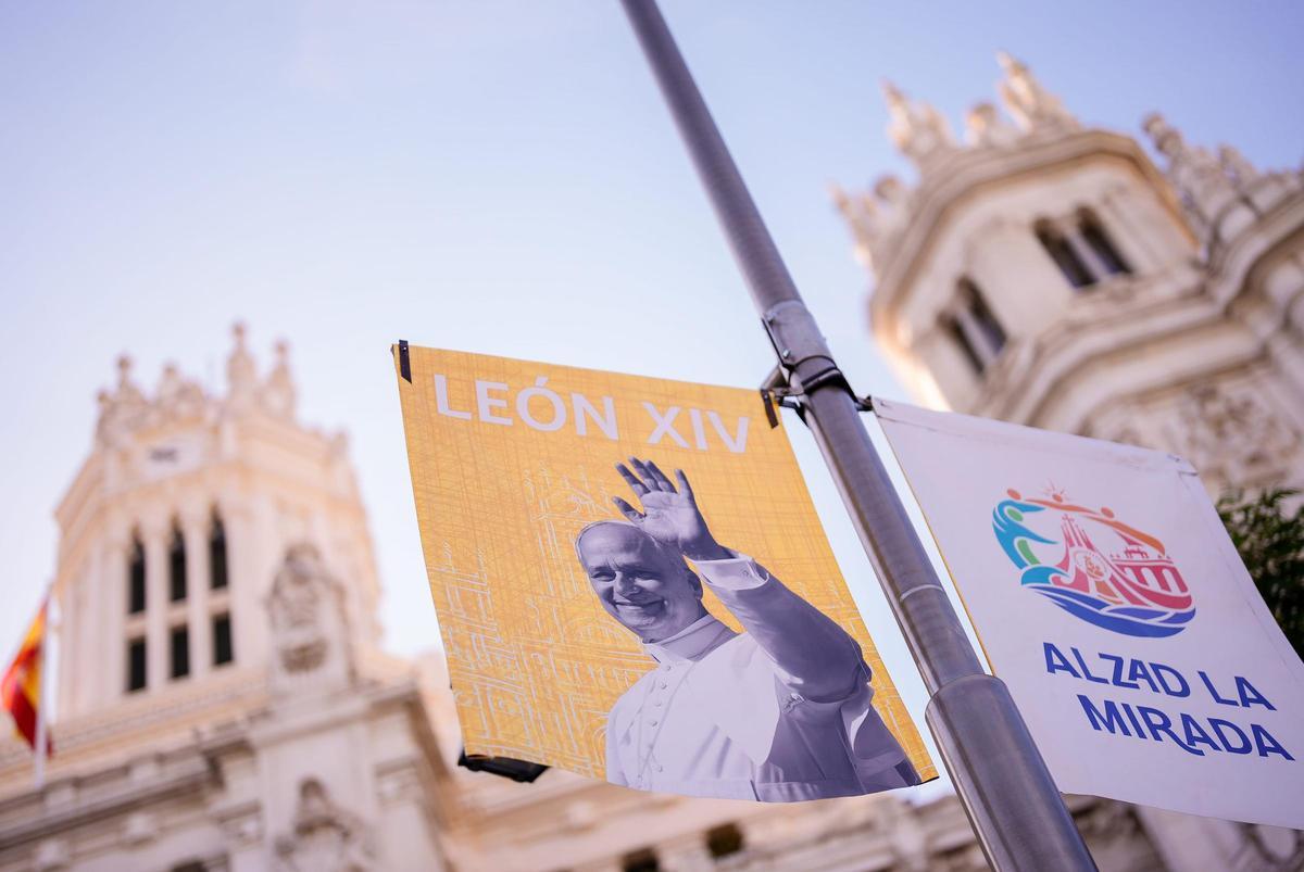 Banderola con la imagen diseñada para la visita del Papa a Madrid.