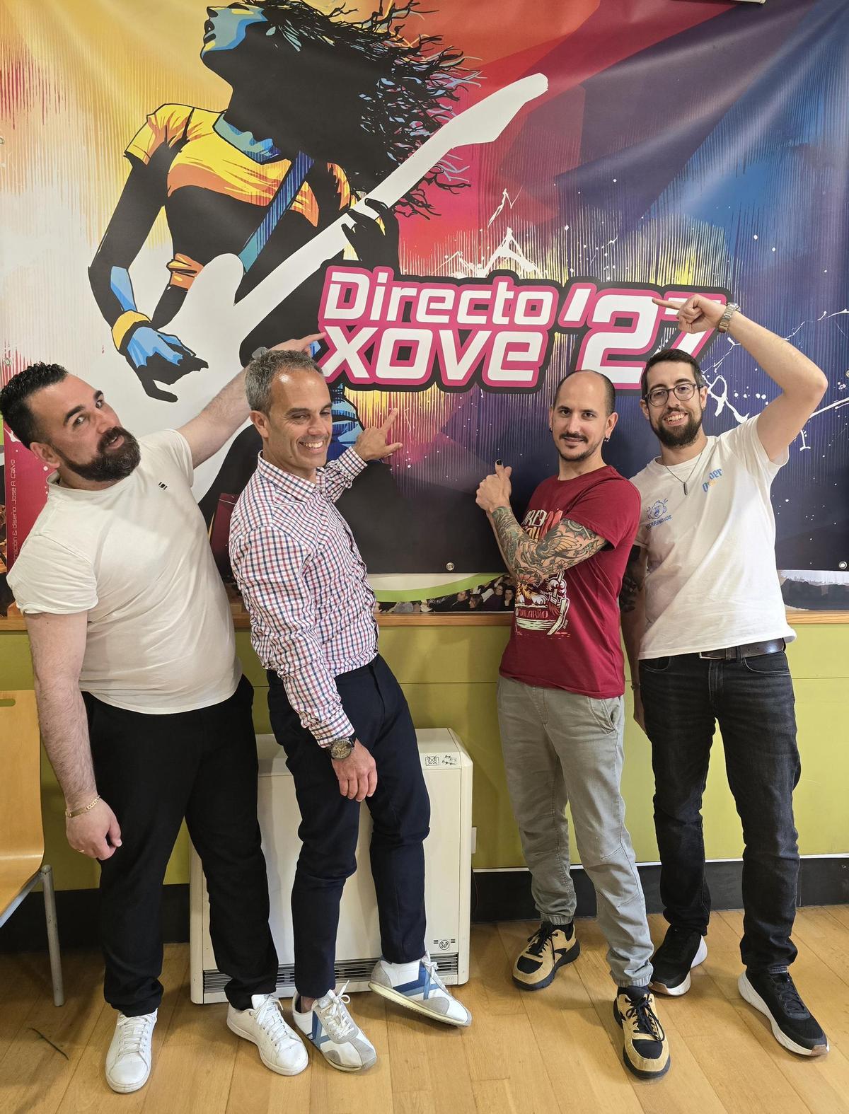 Juan Fernández, José Luis Gestido, Pablo González y Ramón Pérez, ante el cartel del Directo Xove 2027 en la presentación en la Casa da Xuventude.