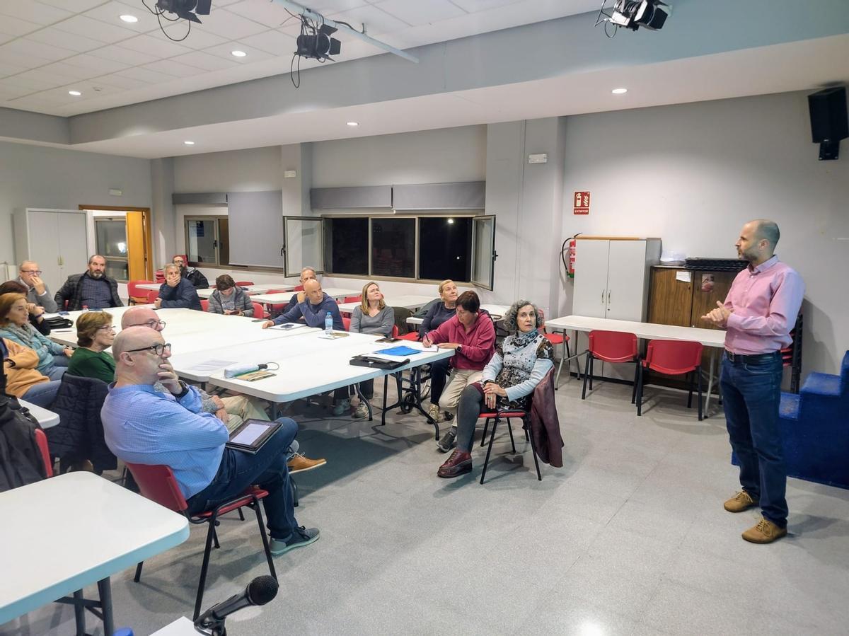 La Junta de Barrio de La Canyada reunida debatiendo las propuestas de itinerarios ciclistas para el barrio.