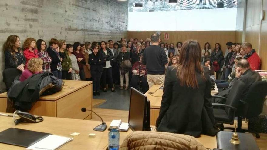 Trabajadores asistentes a la asamblea celebrada en Ourense. // FdV