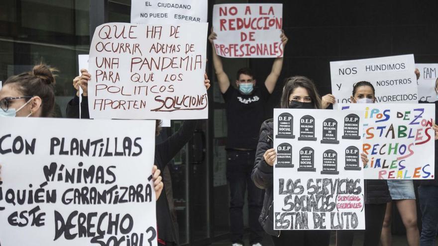 La falta de un centenar de trabajadores amenaza con colapsar la atención social en Alicante