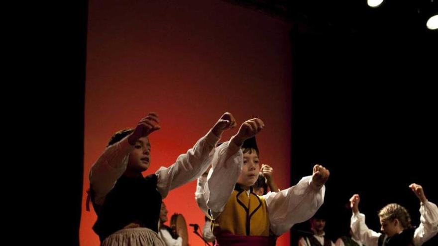 El baile tradicional, a escena en el &quot;Ochobre Folk&quot; de Mieres