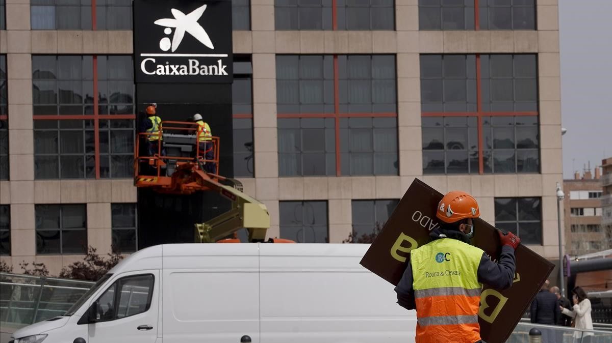 Cambio de logotipo de Bankia por el de Caixabank en la Torre Kio   FOTO  JOSE LUIS ROCA