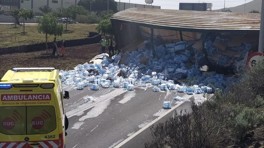 Aparatoso vuelco de un camión con botellas de agua en Tenerife