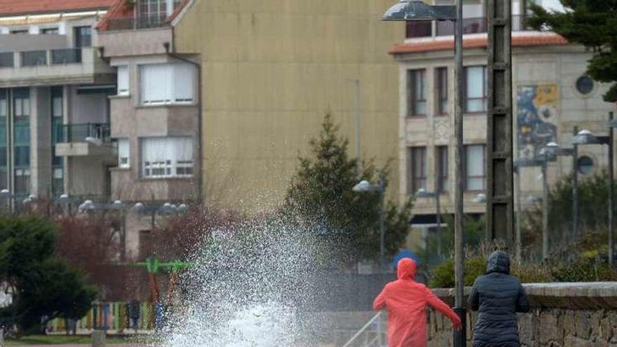 Las olas bañaron los peatones del paseo marítimo. // Noé Parga