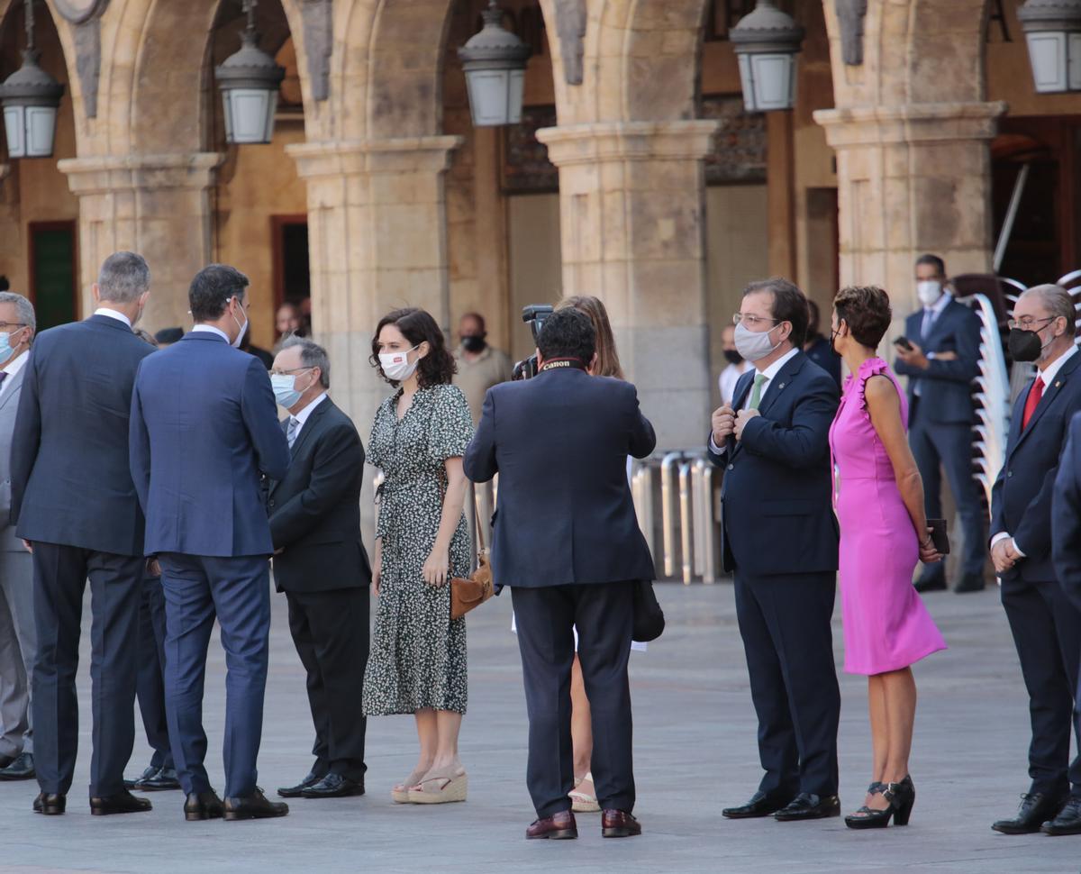 El rey Felipe VI y el presidente del Gobierno, Pedro Sánchez, saludan a los presidentes autonómicos en la plaza Mayor de Salamanca antes del arranque de la XXIV Conferencia de Presidentes, este 30 de julio.