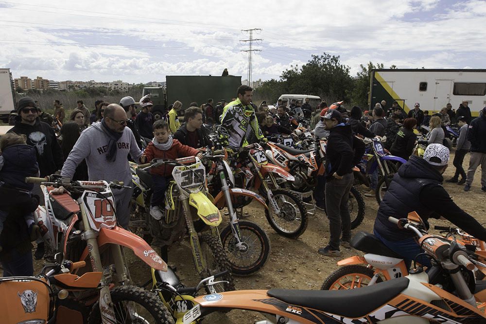 Un centenar de pilotos se ha reunido hoy para reclamar la construcción de un circuito de motocross en Ibiza.