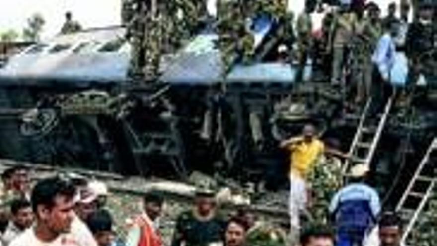 Un atentado causa más de 100 muertos en un tren en la India